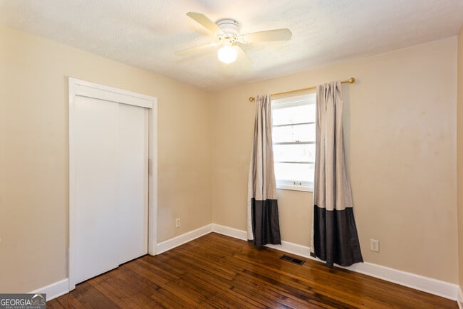 Building Photo - 491 Oak Dr SE