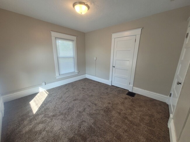 Building Photo - 6 Bedroom Home with large yard, washer/dry...