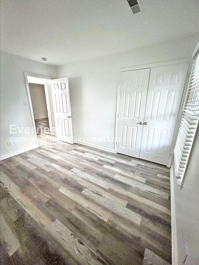 Building Photo - Limited Time Special Offer / 3 Bed/2 Bath Home with Off-Street Parking / Pet-Friendly / Available...