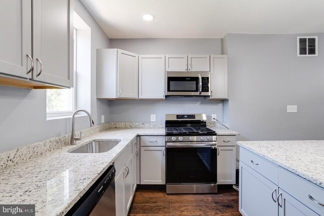 Building Photo - 1539 Abbotston St