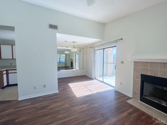 Building Photo - 4456 Bellview Ave