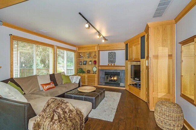 Building Photo - Spacious 5-Bedroom Home with Fenced Yard a...