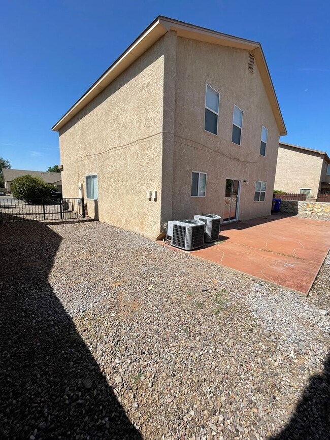 Building Photo - Great 5 Bedroom/2.5 Bathroom off Porter Dr.