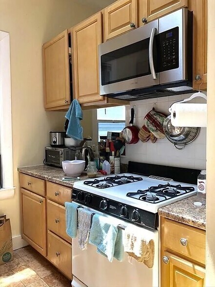 Building Photo - 216 Columbia St