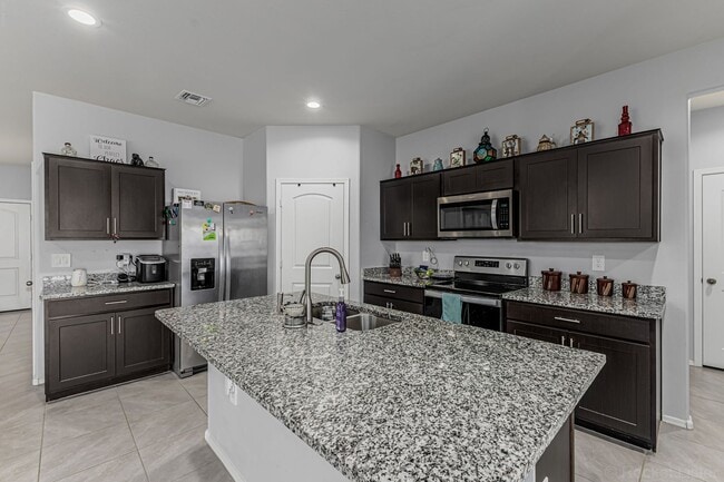 Building Photo - 5 Bedroom home in Maricopa