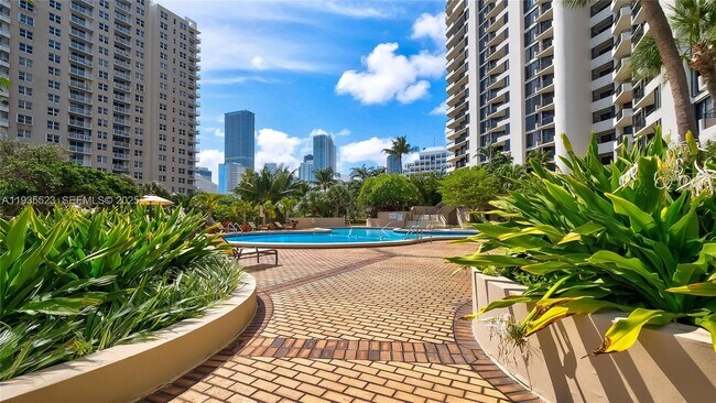 Building Photo - 520 Brickell Key Dr