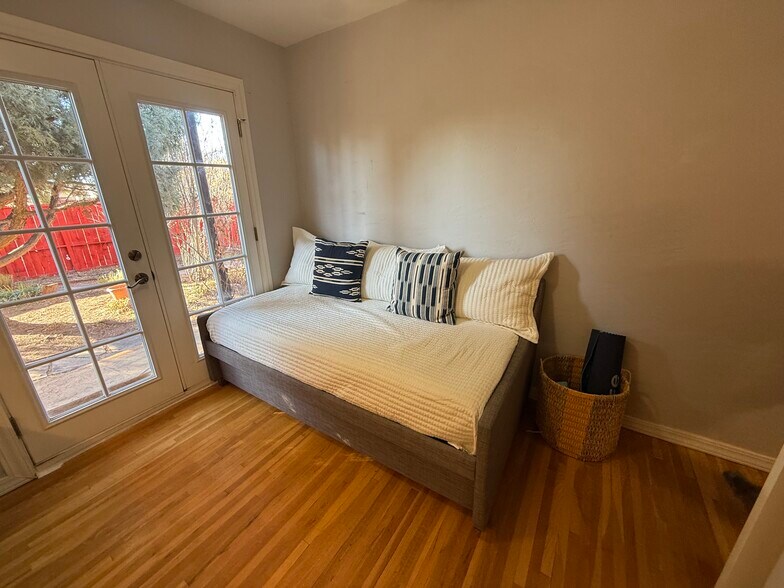 Building Photo - 1029 Cielo Azul St