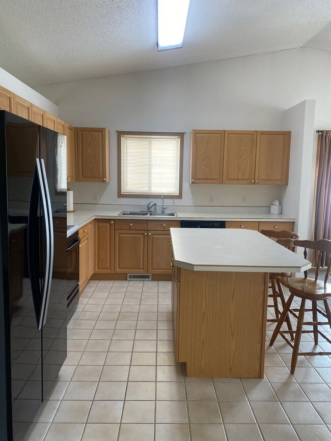 Building Photo - TWIN HOME AVAILABLE FOR RENT - 3 bd/2 ba