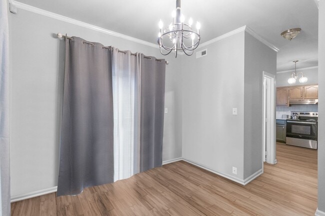 Building Photo - Beautifully Upgraded Furnished 3-Bedroom H...