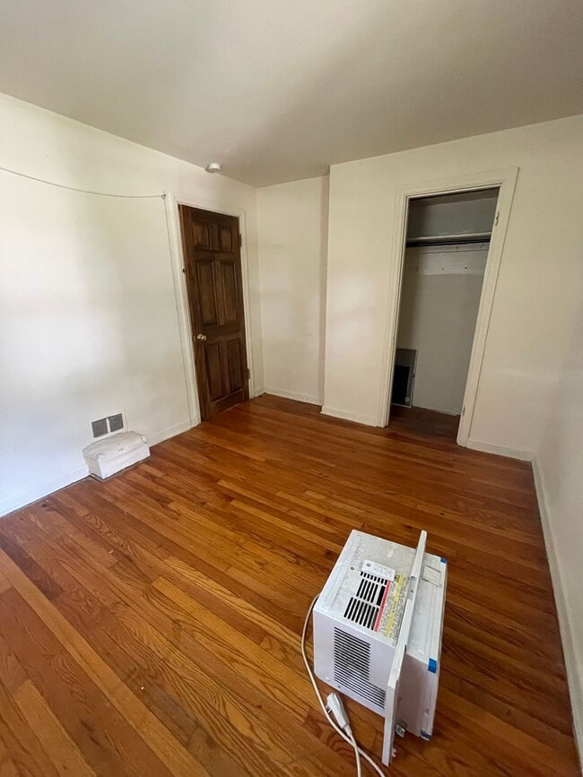 Building Photo - 4 bedroom 1 1/2 bath single family house with yard.