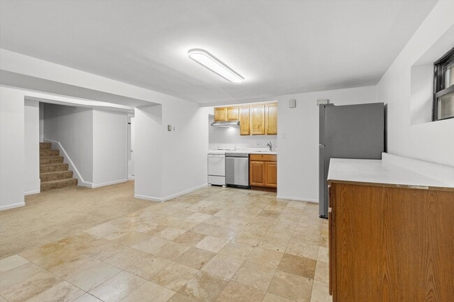 Building Photo - 2545 W Lunt Ave