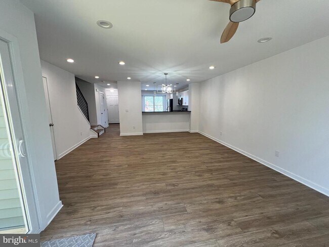 Building Photo - 352 W 11th St