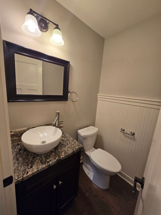 Building Photo - 3 bedroom, 2.5 bathroom house!!!