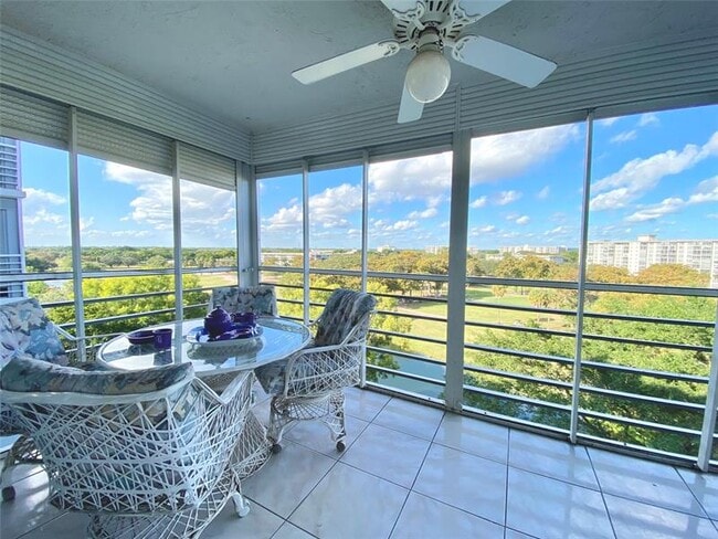 Building Photo - 4015 W Palm Aire Dr