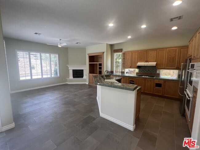 Building Photo - 4566 Via Del Rancho