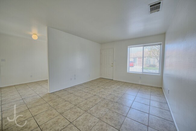 Building Photo - 1206