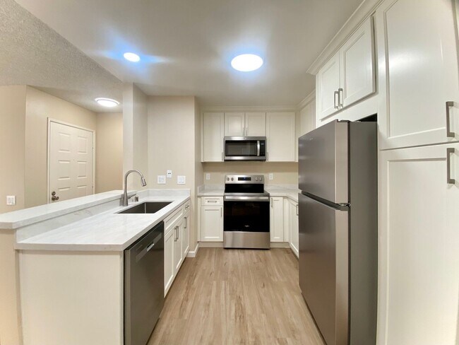 Building Photo - Beautifully Updated 2-Bedroom Condo! - Warm Springs!