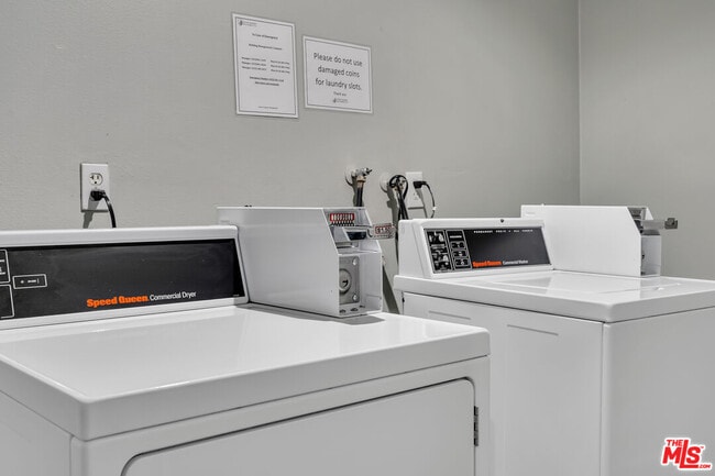 Building Photo - 2050 S Bentley Ave