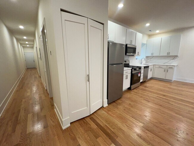 Building Photo - New Renovation 2 BR/2 BA right by the lake!