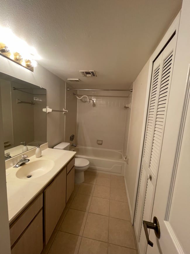 Building Photo - Great 2 Bed 2 Bath Condo