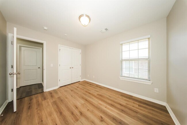 Building Photo - 2421 Shell Dr