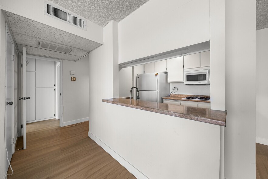 Building Photo - 421 S La Fayette Park Pl