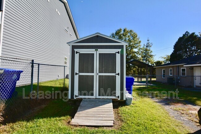 Building Photo - 632 White Oak Dr