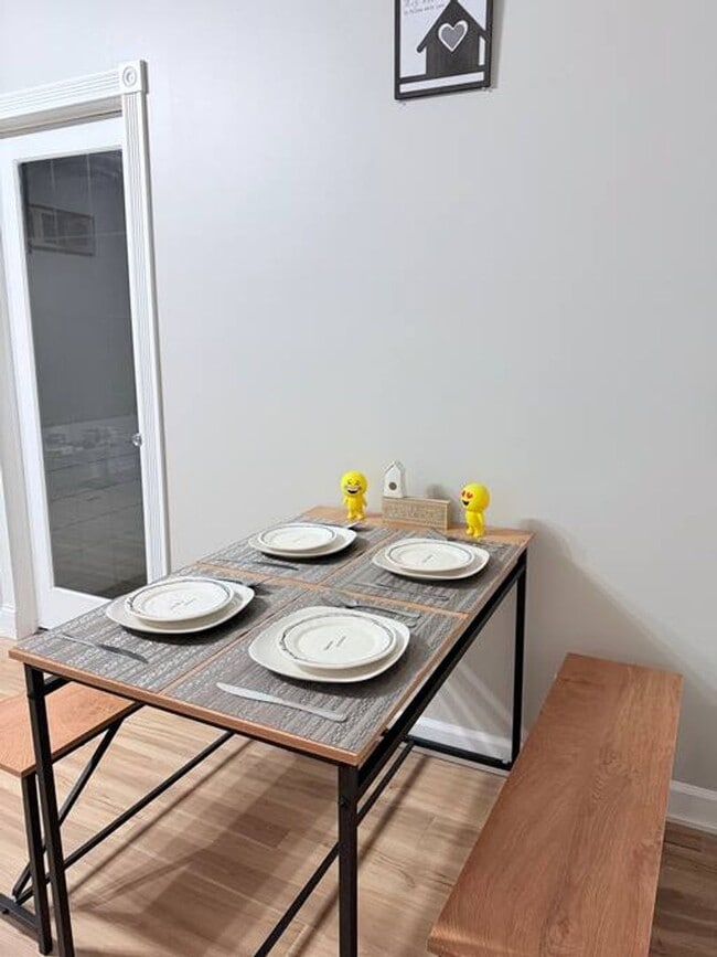 Building Photo - Fully Furnished Home close to UNL Campuses