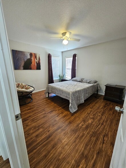 Building Photo - 9585 Castle Oaks Dr