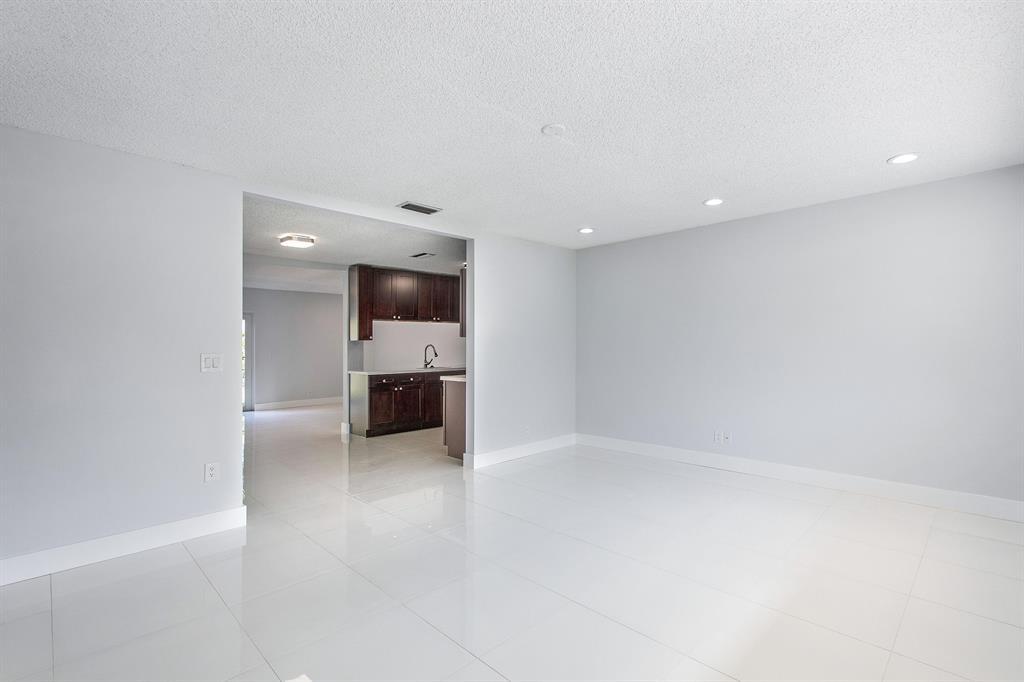 Building Photo - 9611 Saddlebrook Dr