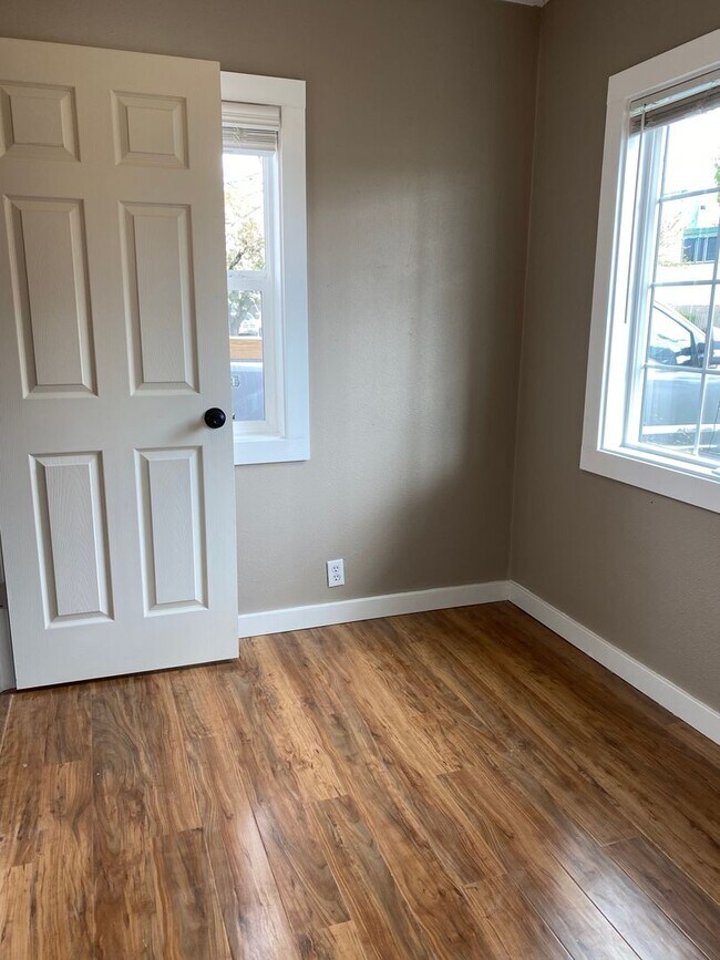 Building Photo - 20th St SE Duplex