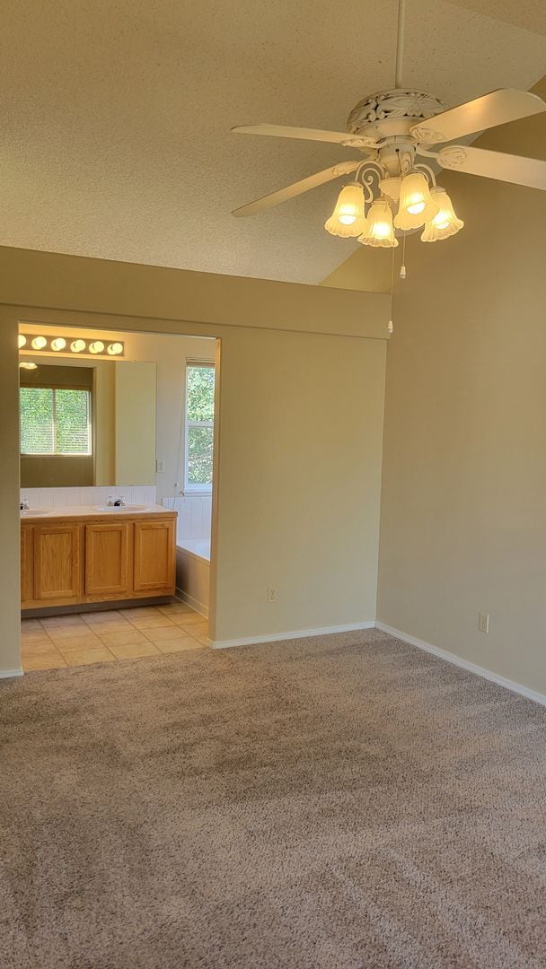 Building Photo - 4 Bed 3 Bath off Dublin/Powers w/AC- Avail...