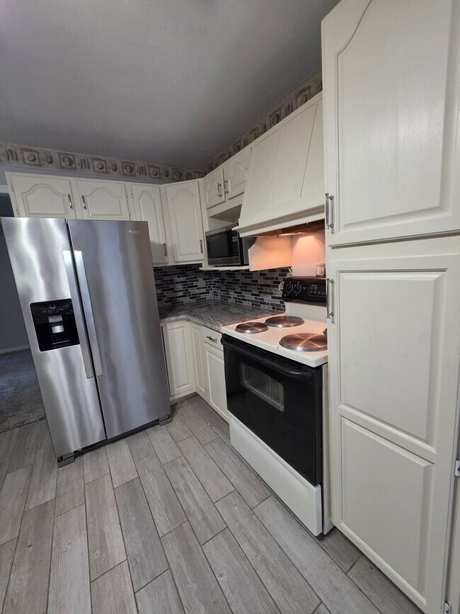 Building Photo - Welcome to life in sought-after Chesapeake Isles!