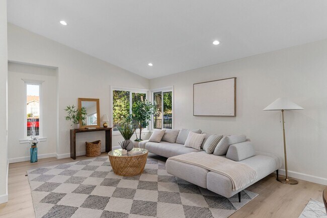 Building Photo - BEAUTIFULLY RENOVATED 4-BEDROOM HOME IN PH...