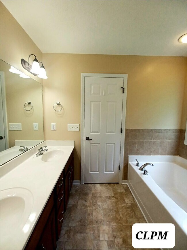 Building Photo - 668 Winding Bluff Way