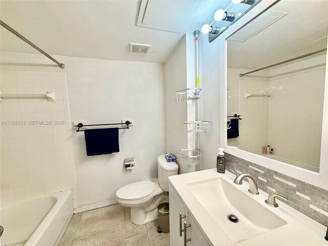 Building Photo - 1341 SE 3rd Ave