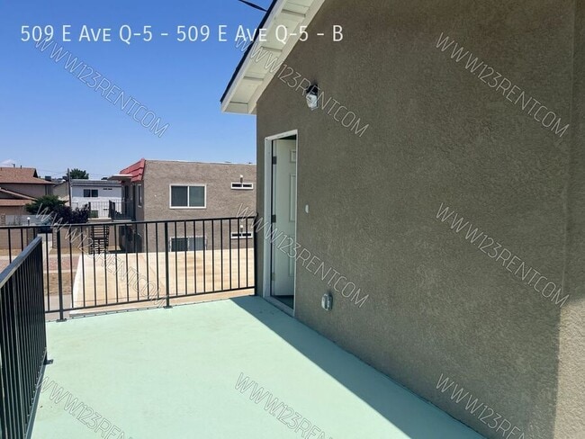 Building Photo - 509 E Ave Q-5