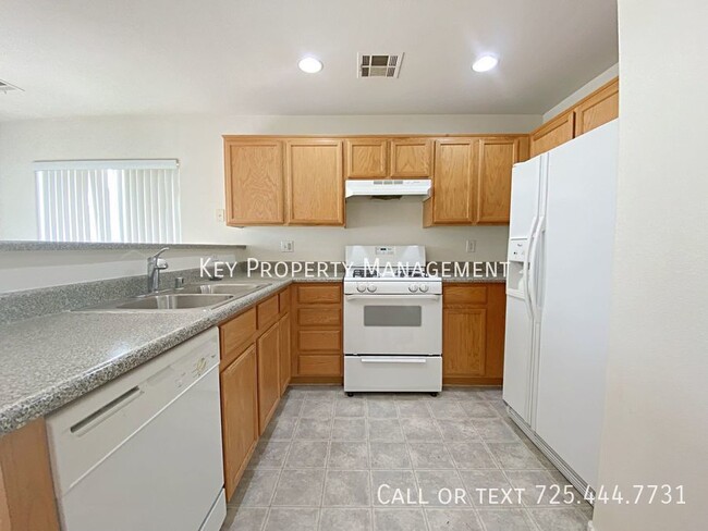 Building Photo - 3 BEDROOM 2.5 BATH HOME IN SILVERADO RANCH...