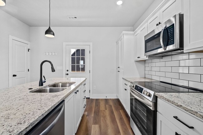 Building Photo - Beautiful and Modern Home!