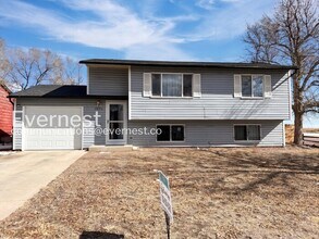 Building Photo - 3 Bed/2 Bath Home with Fenced Yard & Garage / Available Soon!