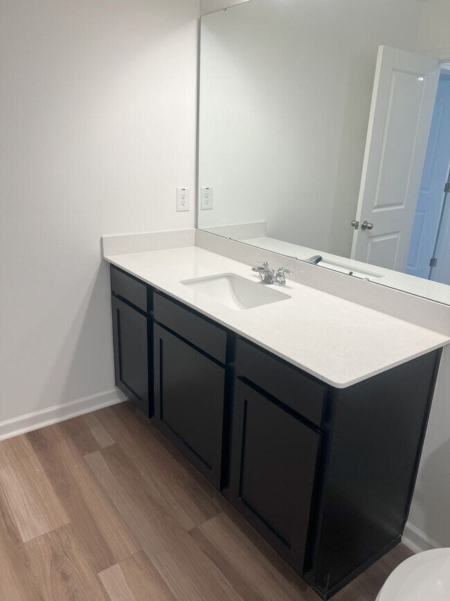 Building Photo - Bright & Modern 3-Bedroom Townhome in a Prime Triangle Location!