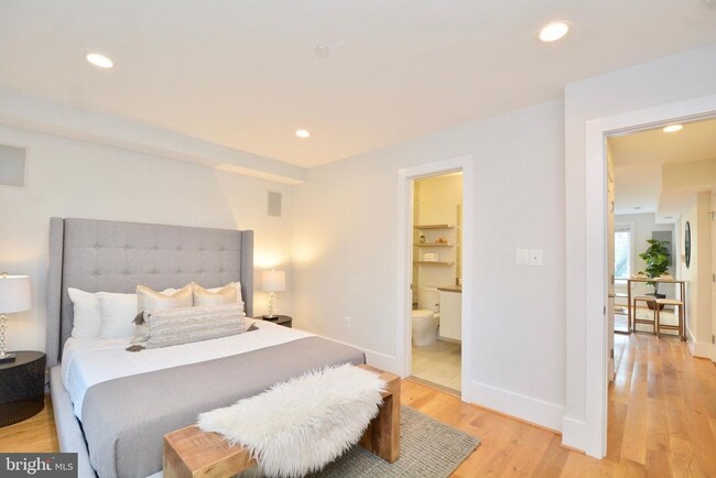 Building Photo - 1 Bedroom 1.5 Bathroom Luxury Condo // Hil...