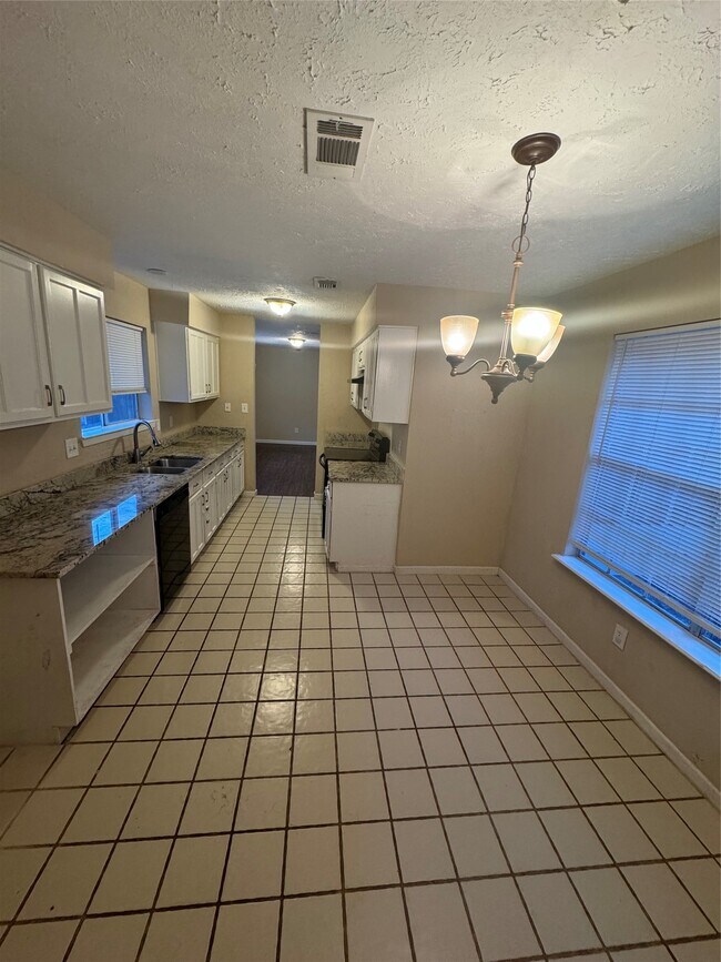 Building Photo - 13418 Oak Ledge Dr