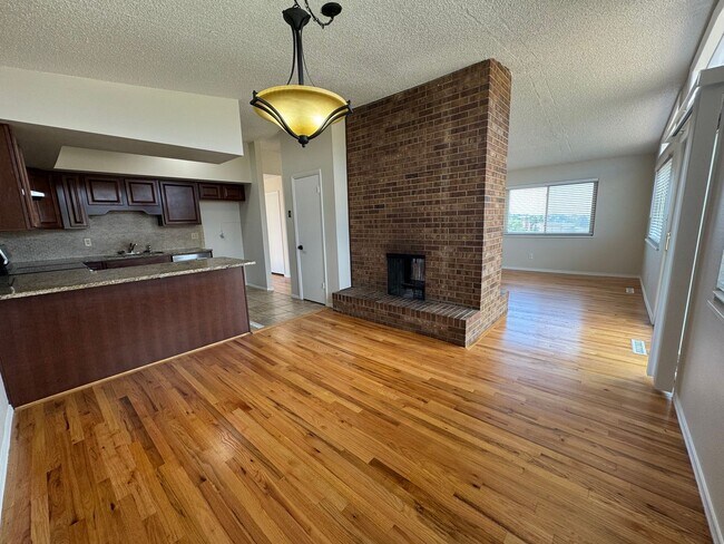 Building Photo - 5 bedroom, 3 bath, 2 car on acreage near t...