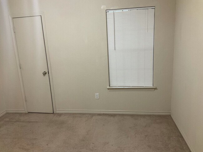 Building Photo - 800-804 Quarter Horse Trail