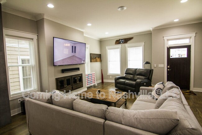 Building Photo - 910 11th Ave N