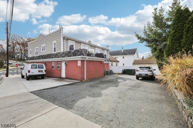 Building Photo - 507 Bloomfield Ave