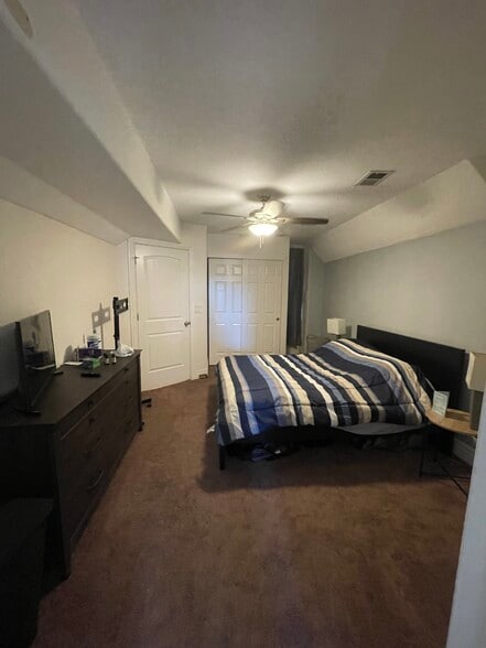 Building Photo - 3108 N Clay St