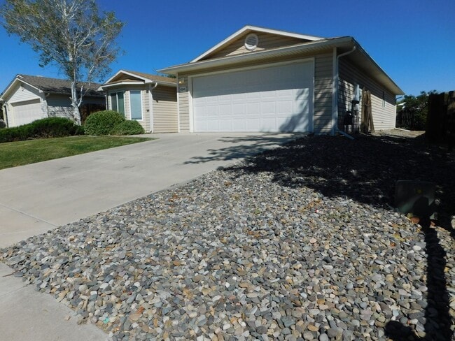 Building Photo - Spacious Home in Dove Creek Sub-Division