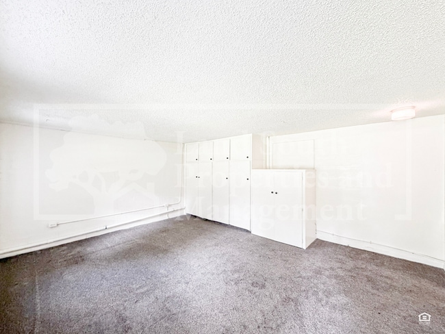Building Photo - 1030 Lakewood Ct